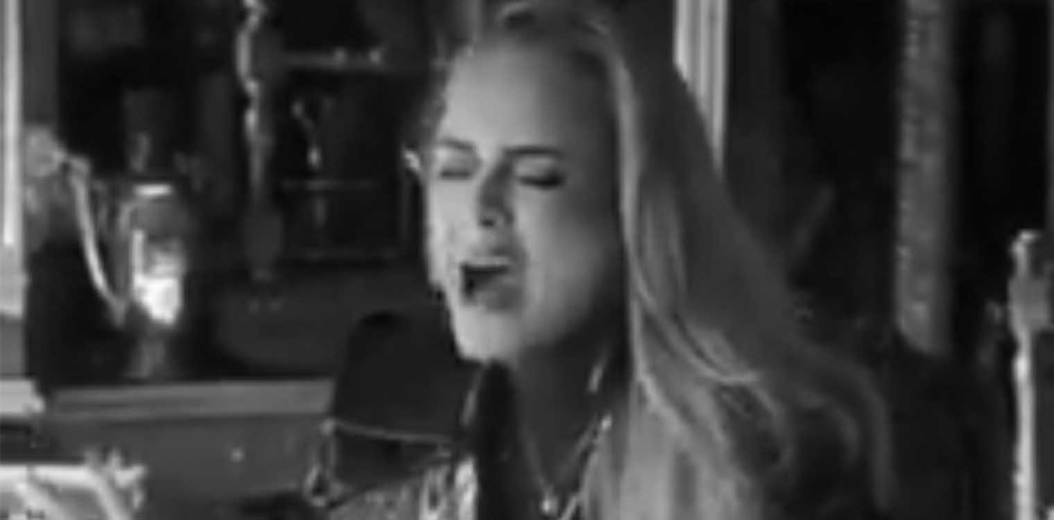 Adele: Σαρώνει το νέο της τραγούδι «Easy on me» - Εκατομμύρια views και μία εξομολόγηση για τον χωρισμό