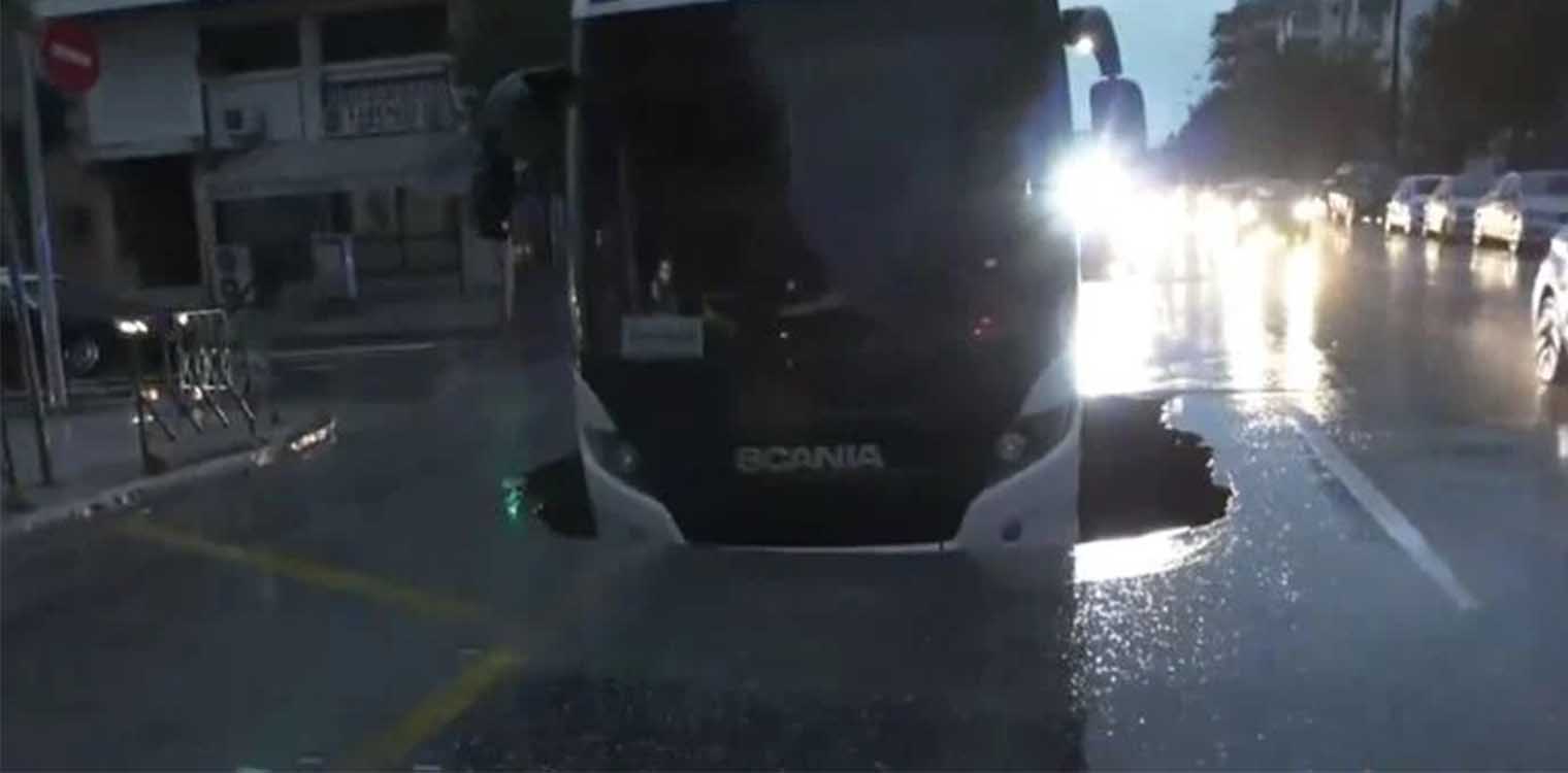 Θεσσαλονίκη: Άνοιξε η γη και “κατάπιε” λεωφορείο – Τρόμος για τους επιβάτες