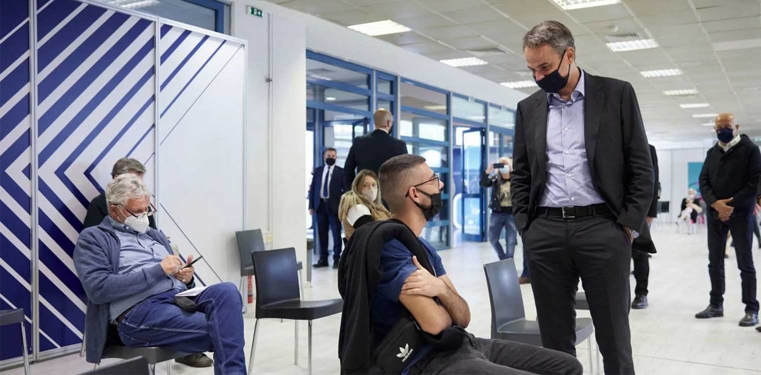 Εμβόλιο: Έκανε την τρίτη δόση ο Μητσοτάκης - «Ας σπεύσουμε όλοι να εμβολιαστούμε»