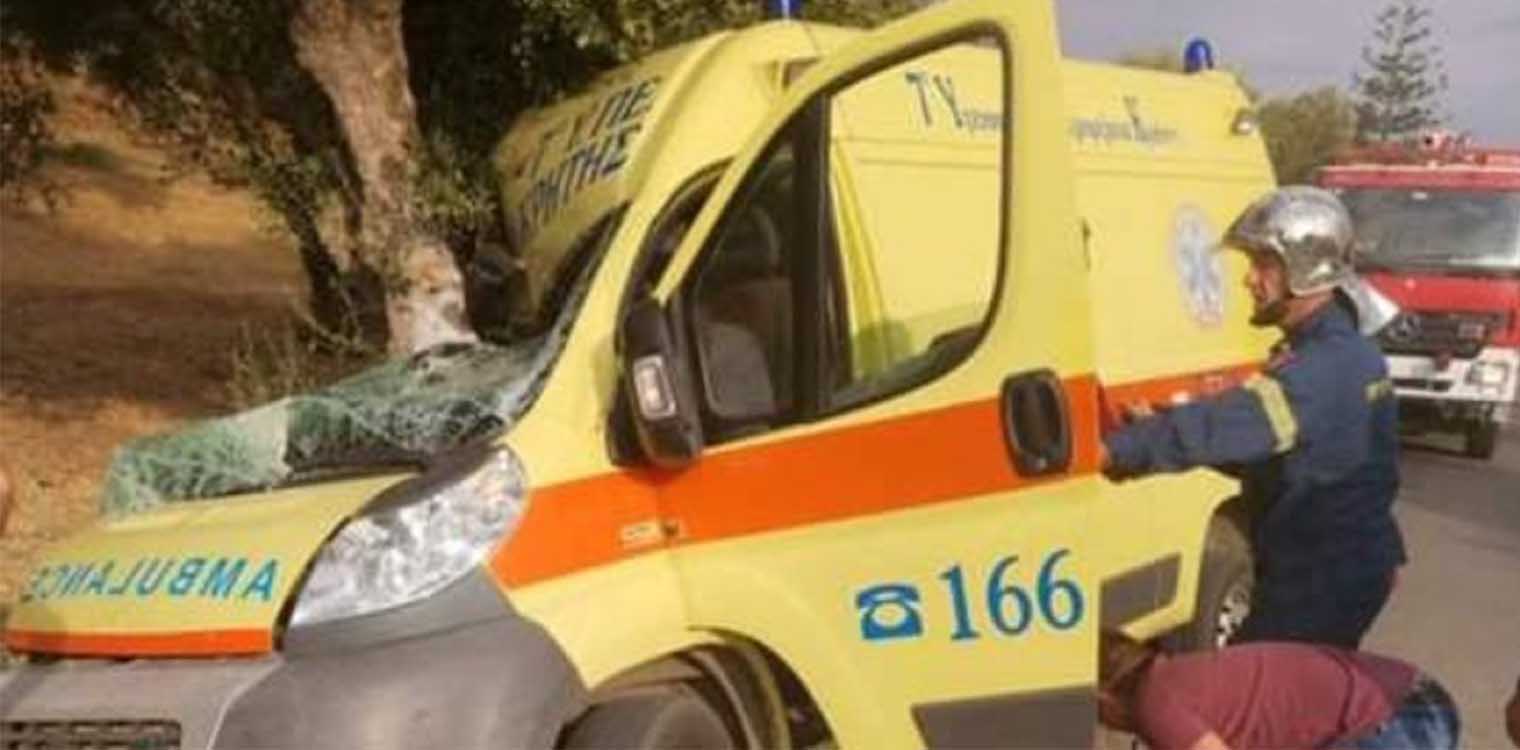 Σοβαρό τροχαίο στην Κρήτη: Ασθενοφόρο έπεσε σε ελιά και έγινε σμπαράλια