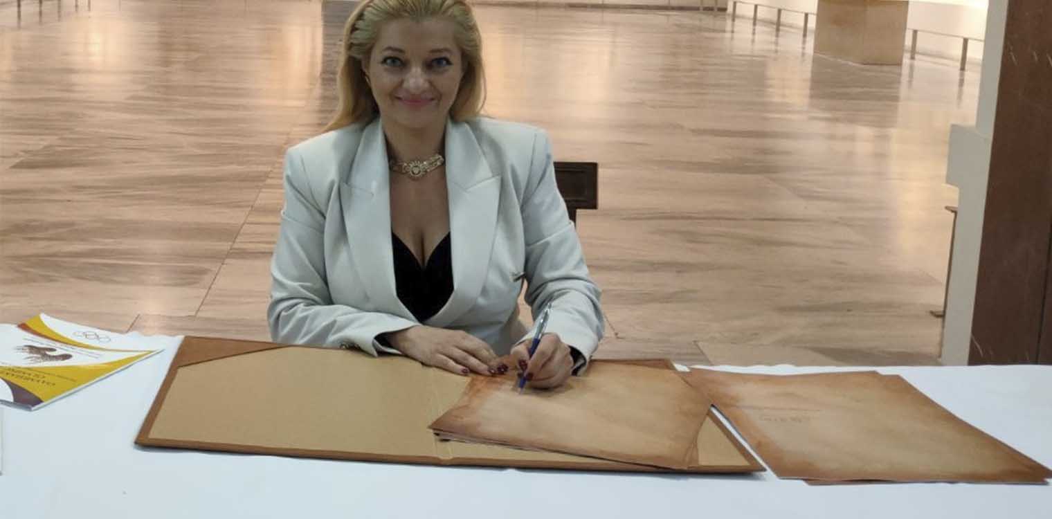 H Αυγερινοπούλου μετά την υπογραφή Διακήρυξης Ολυμπιακής Εκεχειρίας και την τελετή αφής της Ολυμπιακής Φλόγας
