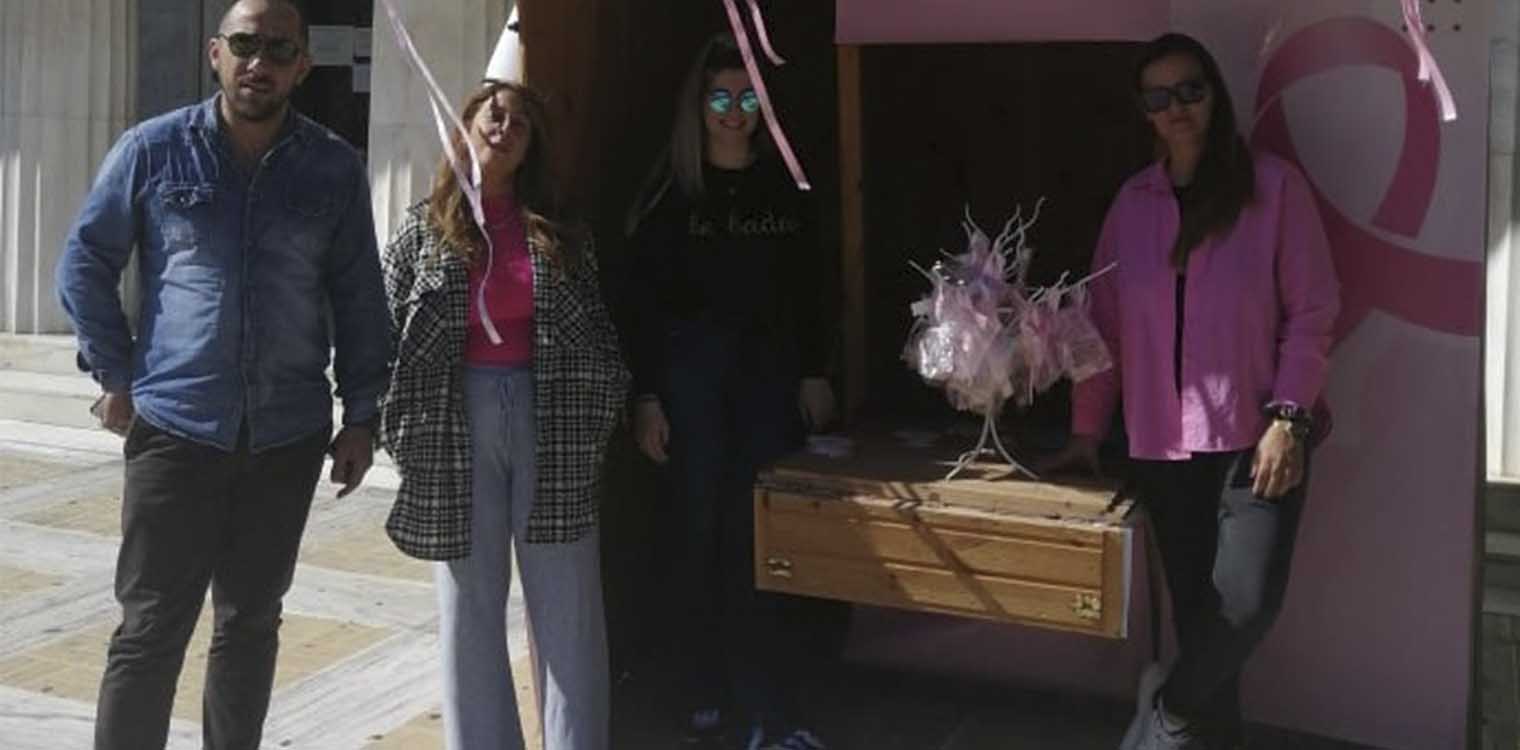 Δήμος Πύργου: Έτοιμο το περίπτερο με τα βραχιολάκια για τον καρκίνο του μαστού στην πλατεία της πόλης