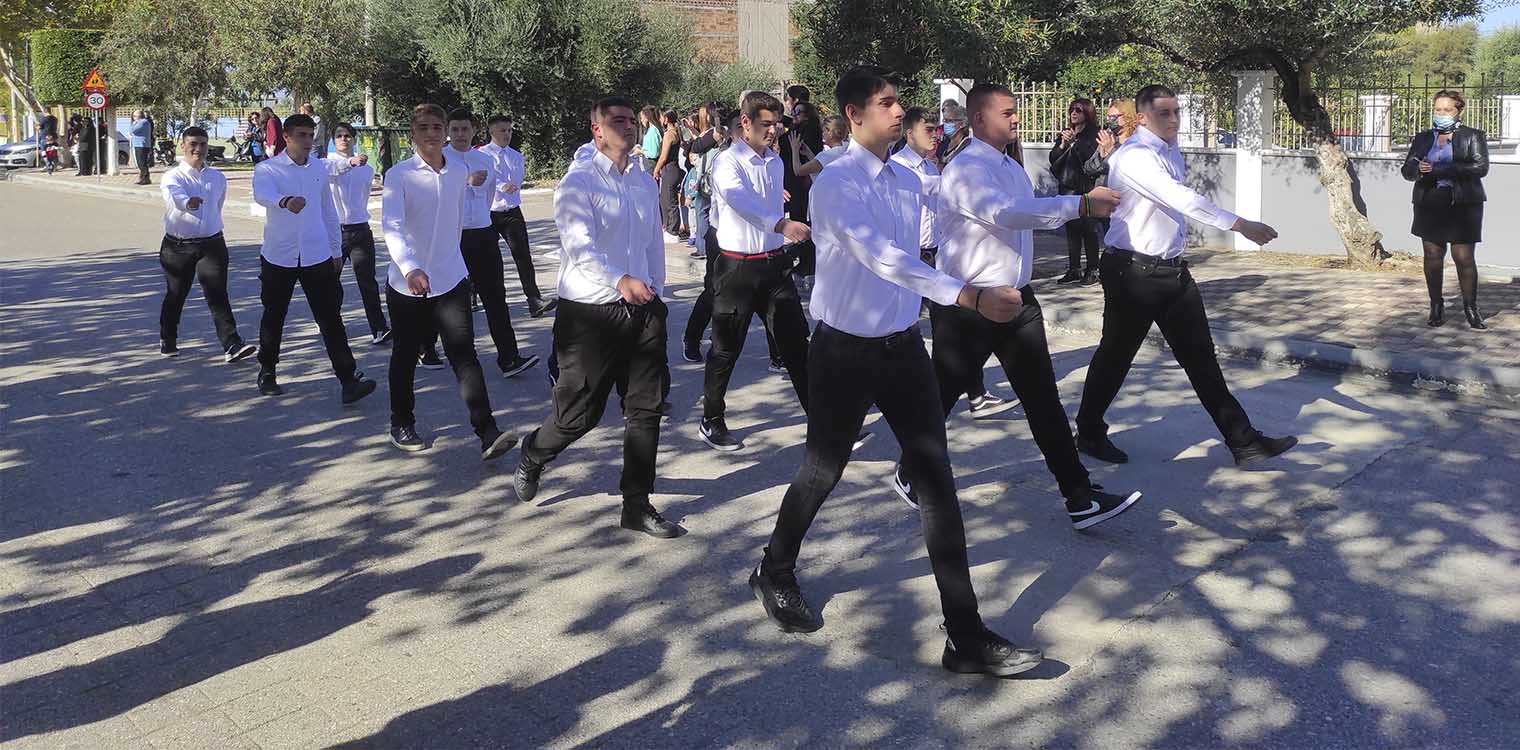 Ζαχάρω: Χειροκρότησαν τη μαθητική παρέλαση