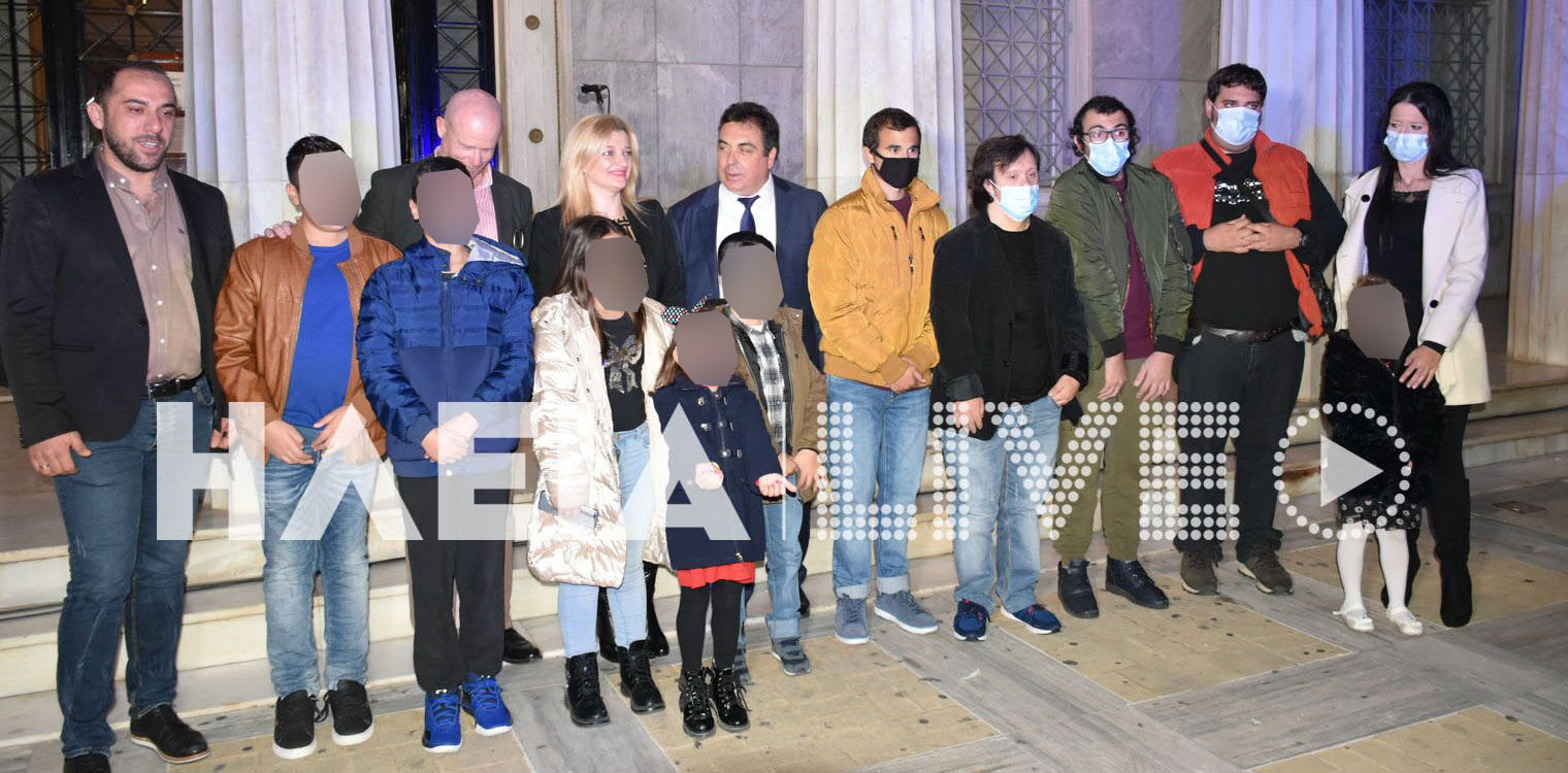 Δήμος Πύργου: Γιορτάστηκε η Παγκόσμια Ημέρα για τα Δικαιώματα του παιδιού έμπροσθεν του φωταγωγημένου με κυανό χρώμα δημαρχείου