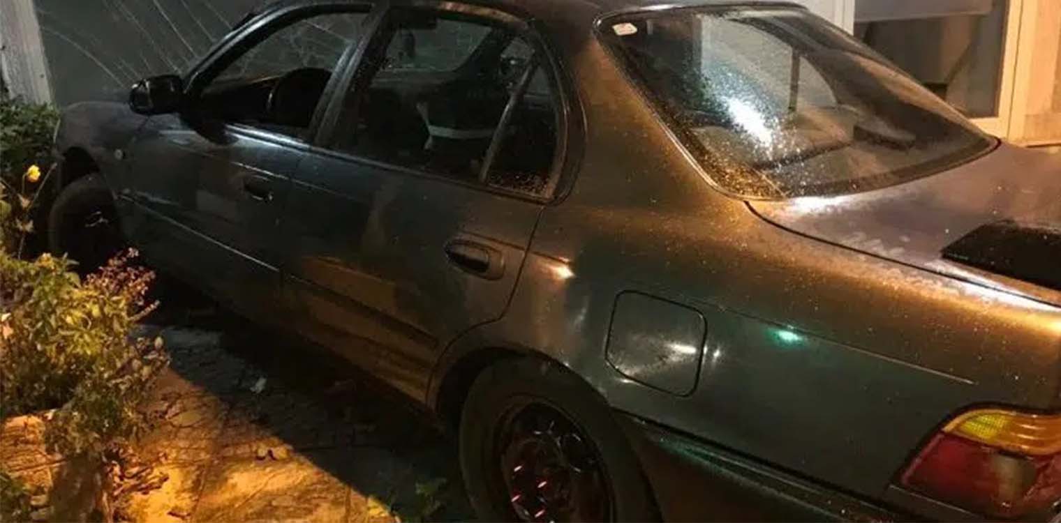 Aυτοκίνητο κατέληξε σε τζαμαρία γραφείου στο Παναιτώλιο (photos)