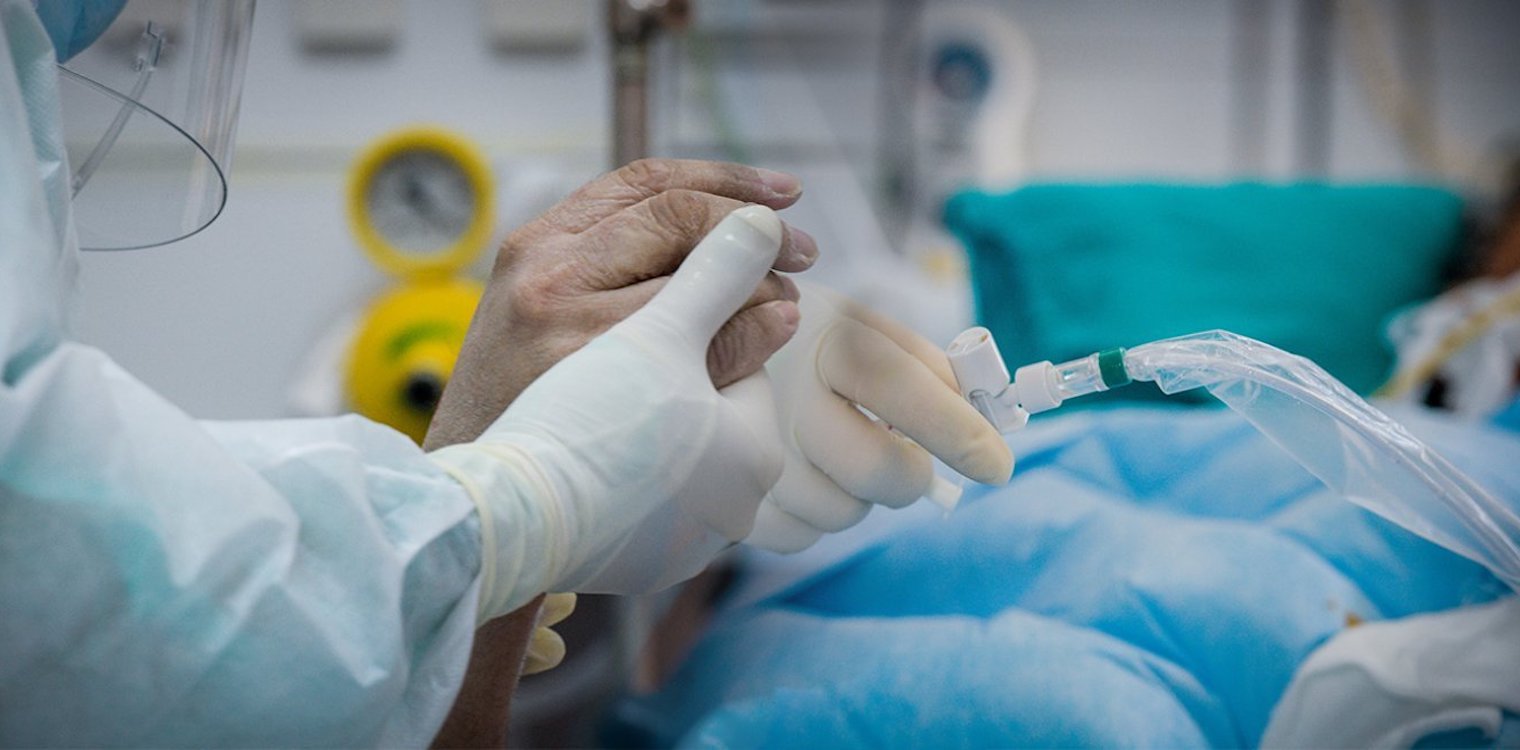 Κορωνοϊός – Θνησιμότητα: Δύο συμπτώματα που πρέπει να μας οδηγήσουν στο νοσοκομείο