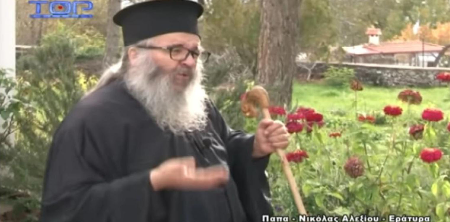 Viral βίντεο με τον παπα-Νικόλα να δίνει ρέστα και... μία μούτζα κατά των αντεμβολιαστών
