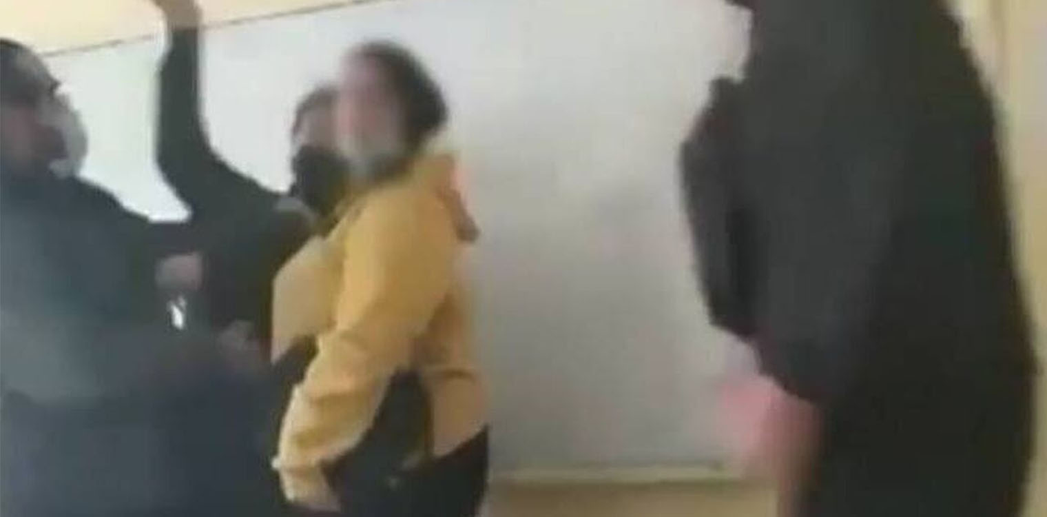Εικόνες ντροπής σε σχολείο: Καθηγητής χτύπησε μαθήτρια και του επιτέθηκαν οι συμμαθητές της