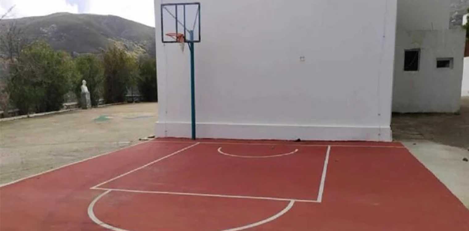 Νάξος: Έφτιαξαν γήπεδο μπάσκετ με την μπασκέτα στη γωνία του γηπέδου