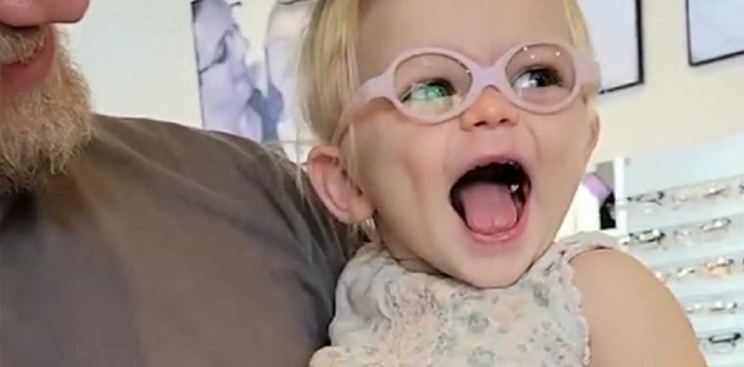 Απίθανο βίντεο: Κοριτσάκι με πρόβλημα όρασης βλέπει για πρώτη φορά 