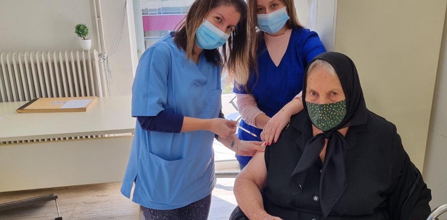 Πύργος: Μία αιωνόβια κυρία δηλώνει "παρούσα" στον εμβολιασμό