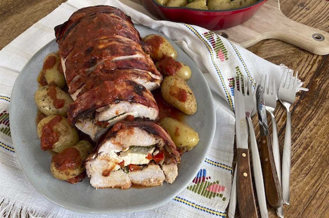 Στήθος γαλοπούλας γεμιστό με μανούρι και πιπεριά Φλωρίνης