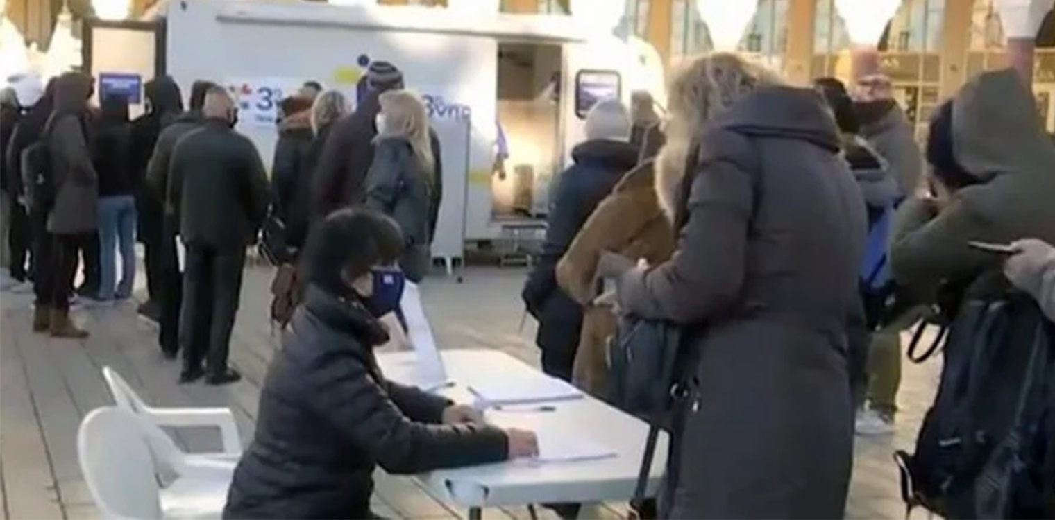 Θεσσαλονίκη: Μεγάλες ουρές στην Αριστοτέλους για εμβόλιο χωρίς ραντεβού