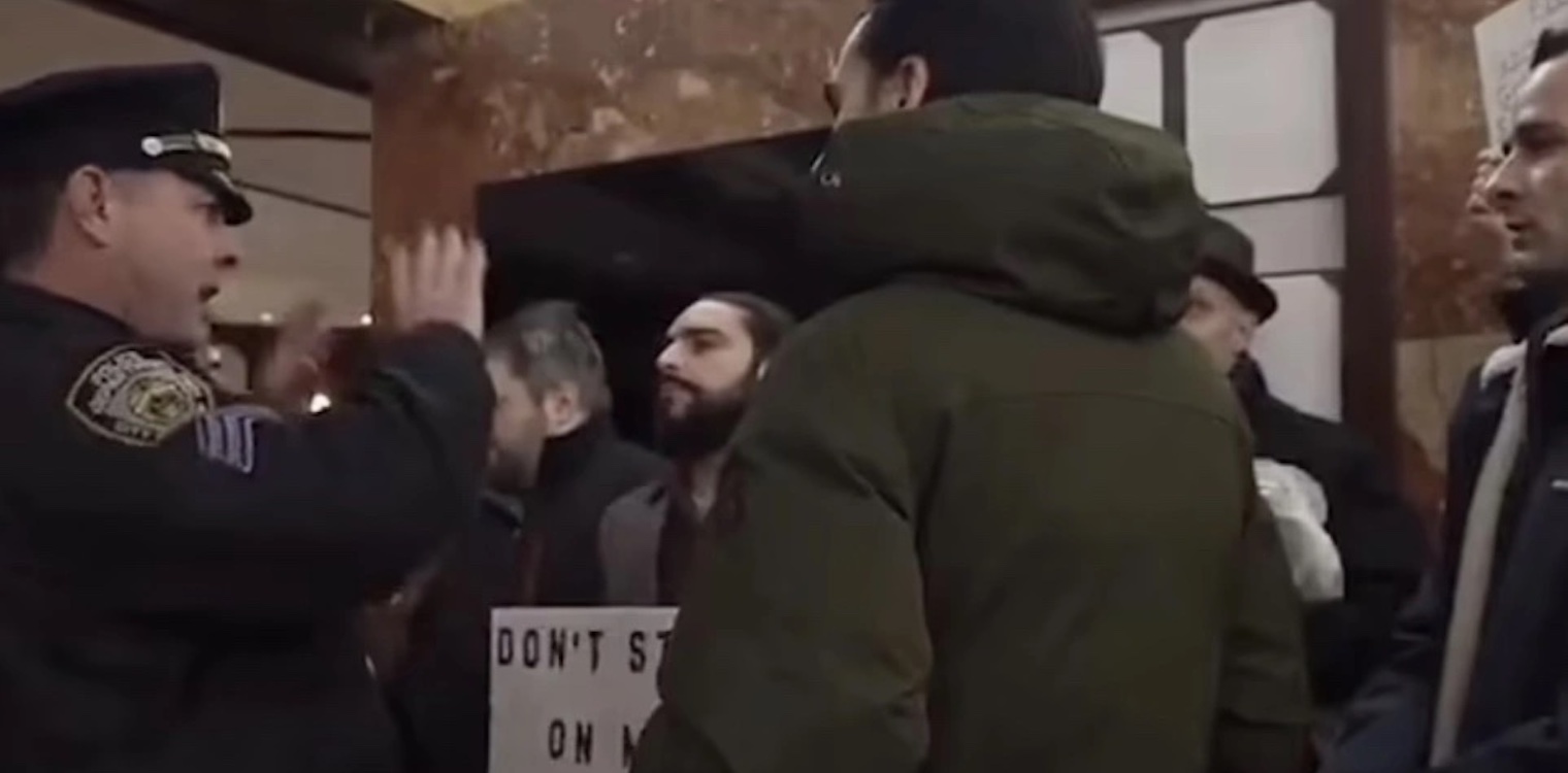 «Ο Τραμπ είναι απατεώνας»: Ανεμβολίαστοι οπαδοί του πρώην προέδρου διαδηλώνουν έξω από το Τrump Tower