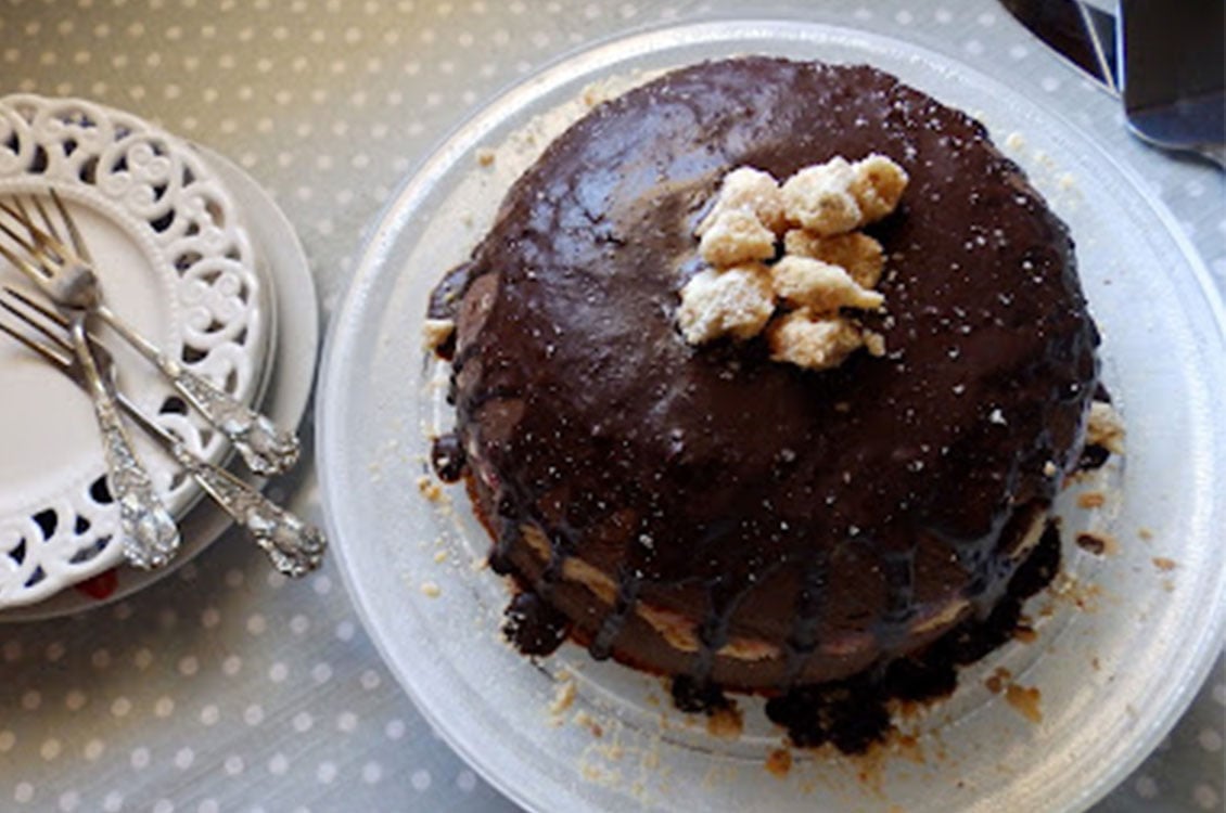 Σοκολατένια τούρτα γενεθλίων με κουραμπιέδες