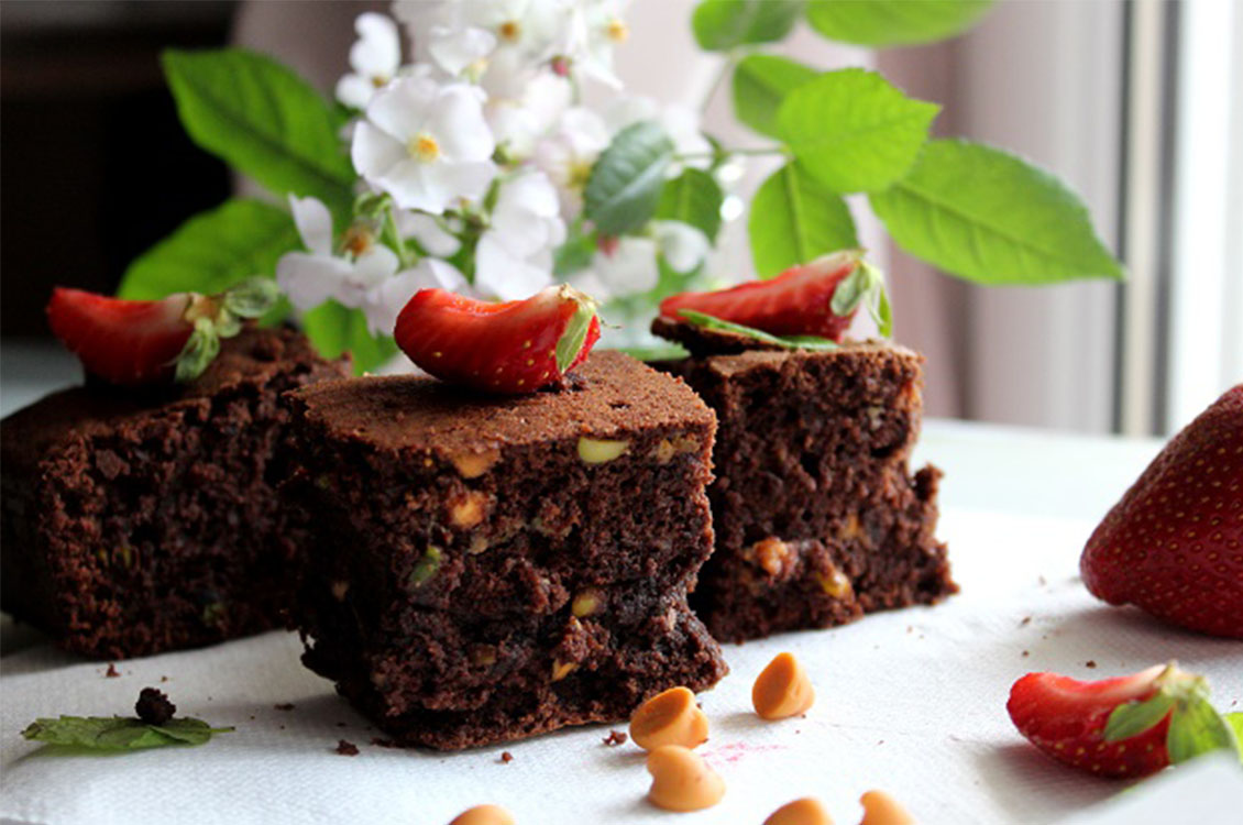 Brownies με φιστίκια Αιγίνης και σταγόνες καραμέλας