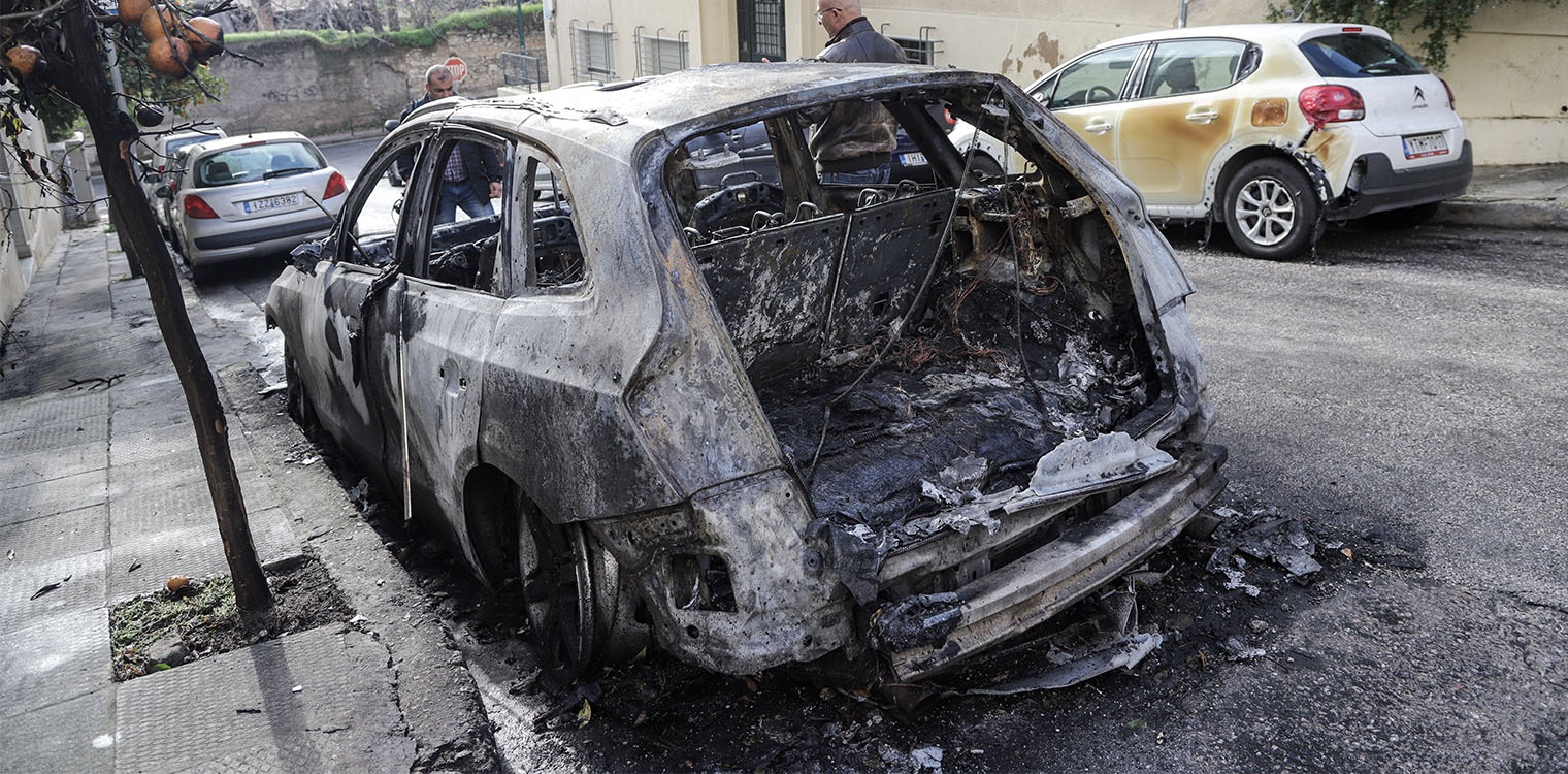 Κολωνάκι: Εμπρησμοί τεσσάρων αυτοκινήτων τα ξημερώματα