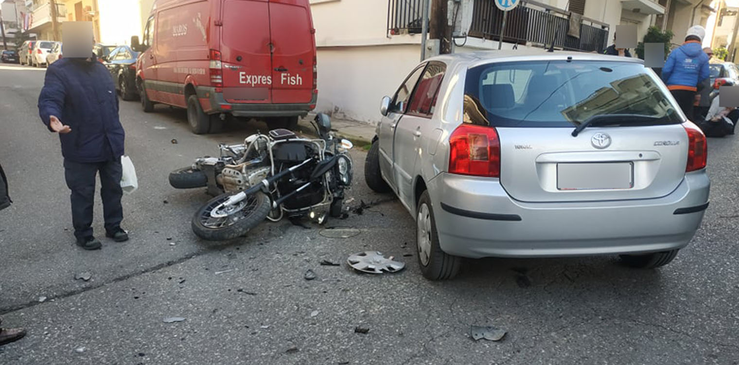 Τροχαίων συνέχεια στο Αγρίνιο: Τραυματίας νεαρός δικυκλιστής σε σύγκρουση με ΙΧ