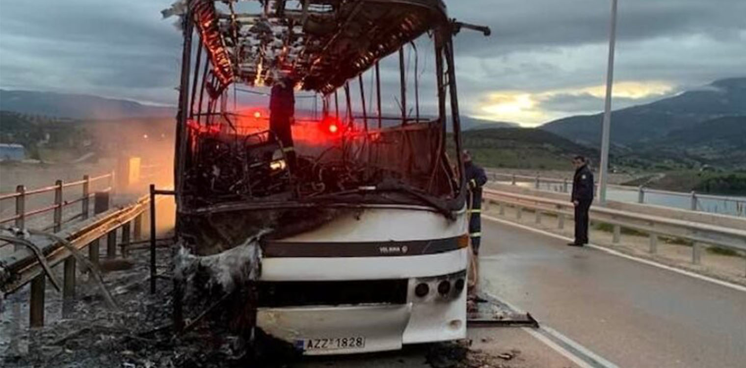 Αχαϊα: Λεωφορείο που θα μετέφερε μαθητές στην Πάτρα έπιασε φωτιά εν κινήσει!