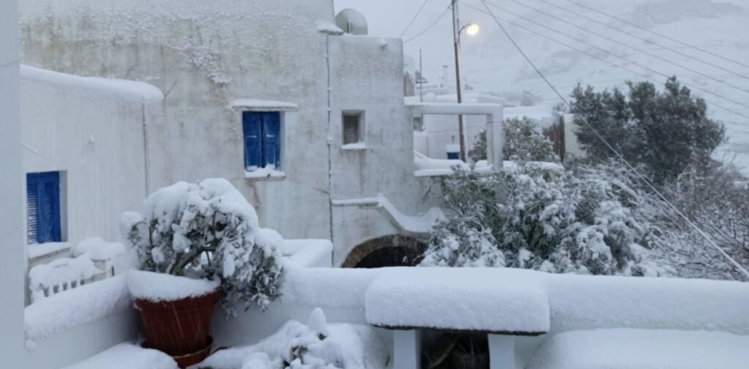 Στα «λευκά» η Εύβοια και νησιά των Κυκλάδων, χιόνισε και στα βόρεια προάστια της Αθήνας 
