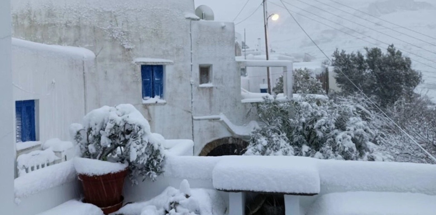 Στα «λευκά» η Εύβοια και νησιά των Κυκλάδων, χιόνισε και στα βόρεια προάστια της Αθήνας
