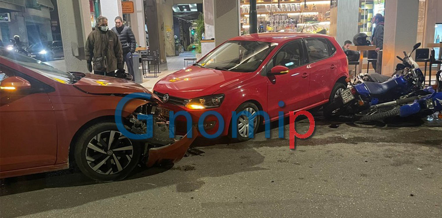 Πάτρα: Σοκαριστικό τροχαίο στην Κανακάρη - Το ένα ΙΧ ανέβηκε σε πεζοδρόμιο