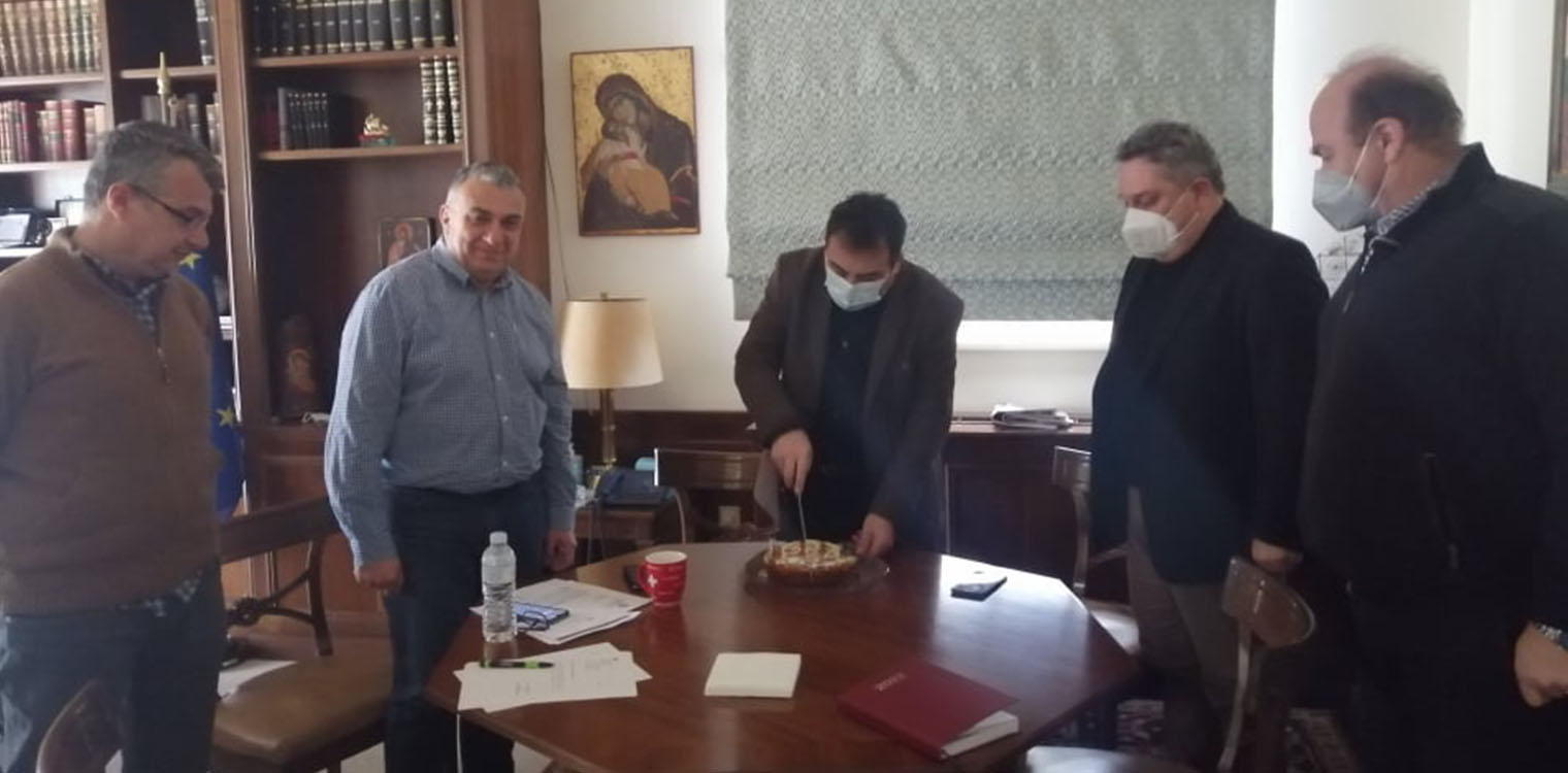 Δήμος Πύργου: Ο δήμαρχος έκοψε την πρωτοχρονιάτικη πίτα στο Λάτσειο Δημοτικό Μέγαρο
