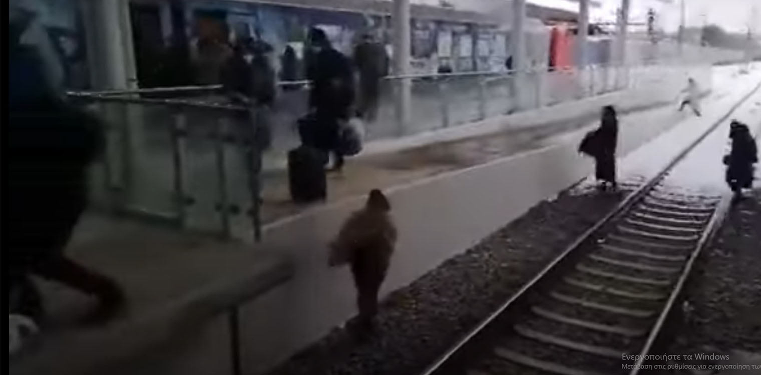 Κακοκαιρία Ελπίδα: Εικόνες χάους με επιβάτες να πηδάνε στις ράγες στον προαστιακό
