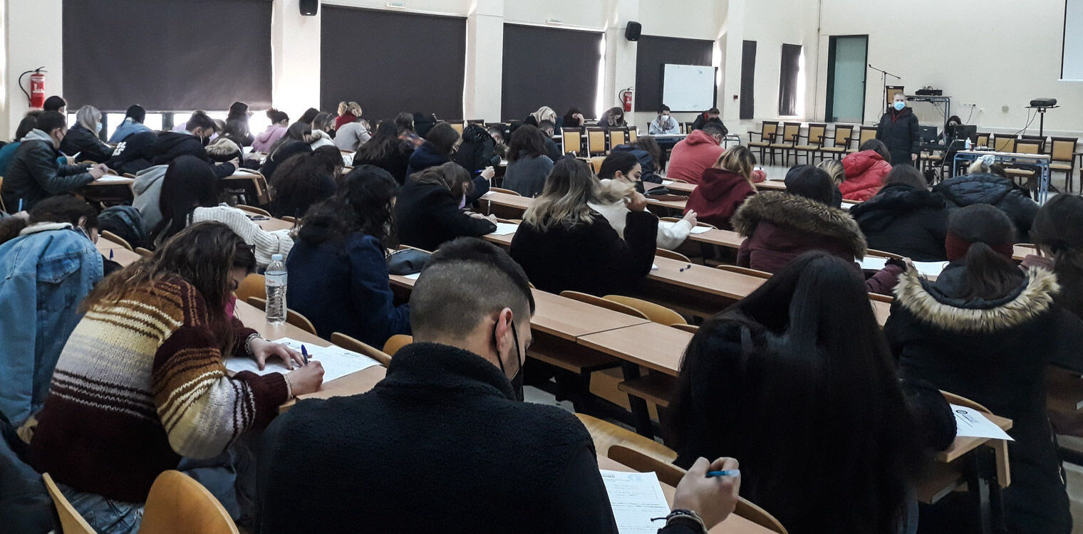 Πύργος: Εικόνες - απάντηση σε Κεραμέως - Συρίγο από την Εξεταστική στο Τμήμα Μουσειολογίας με εκατοντάδες φοιτητές να δηλώνουν “παρών”