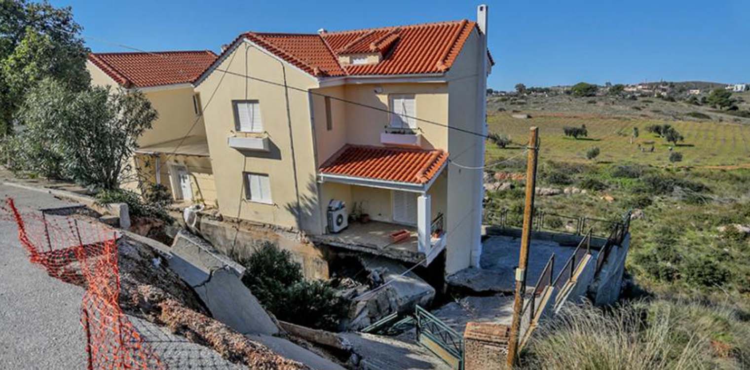 Νέος Βουτζάς: Σπίτι έπεσε τρία μέτρα χαμηλότερα, καθιζήσεις απειλούν την περιοχή
