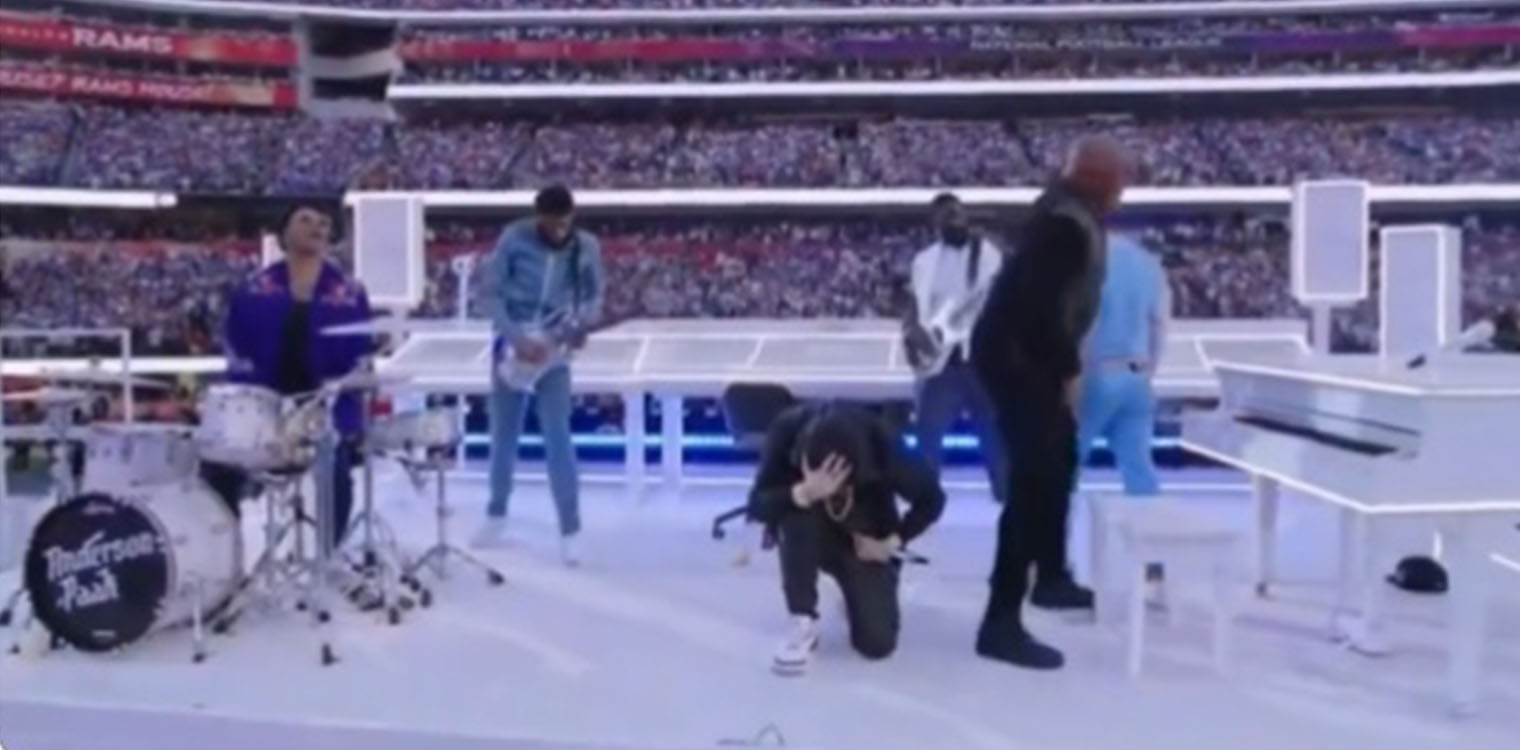Super Bowl: Γονάτισε ο Eminem και αποθεώθηκε - Γεμάτες οι κερκίδες με διάσημους που έκλεψαν την παράσταση