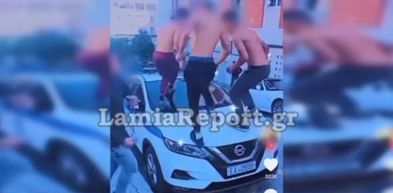 Χαμός με βίντεο στο Tik Tok - Νεαροί Ρομά ποζάρουν σε καπό περιπολικού στη Λαμία