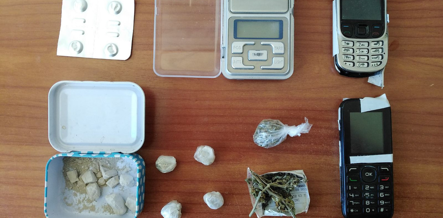 Πύργος: Συνελήφθη με ηρωίνη, χασίς, χάπια και ζυγαριά