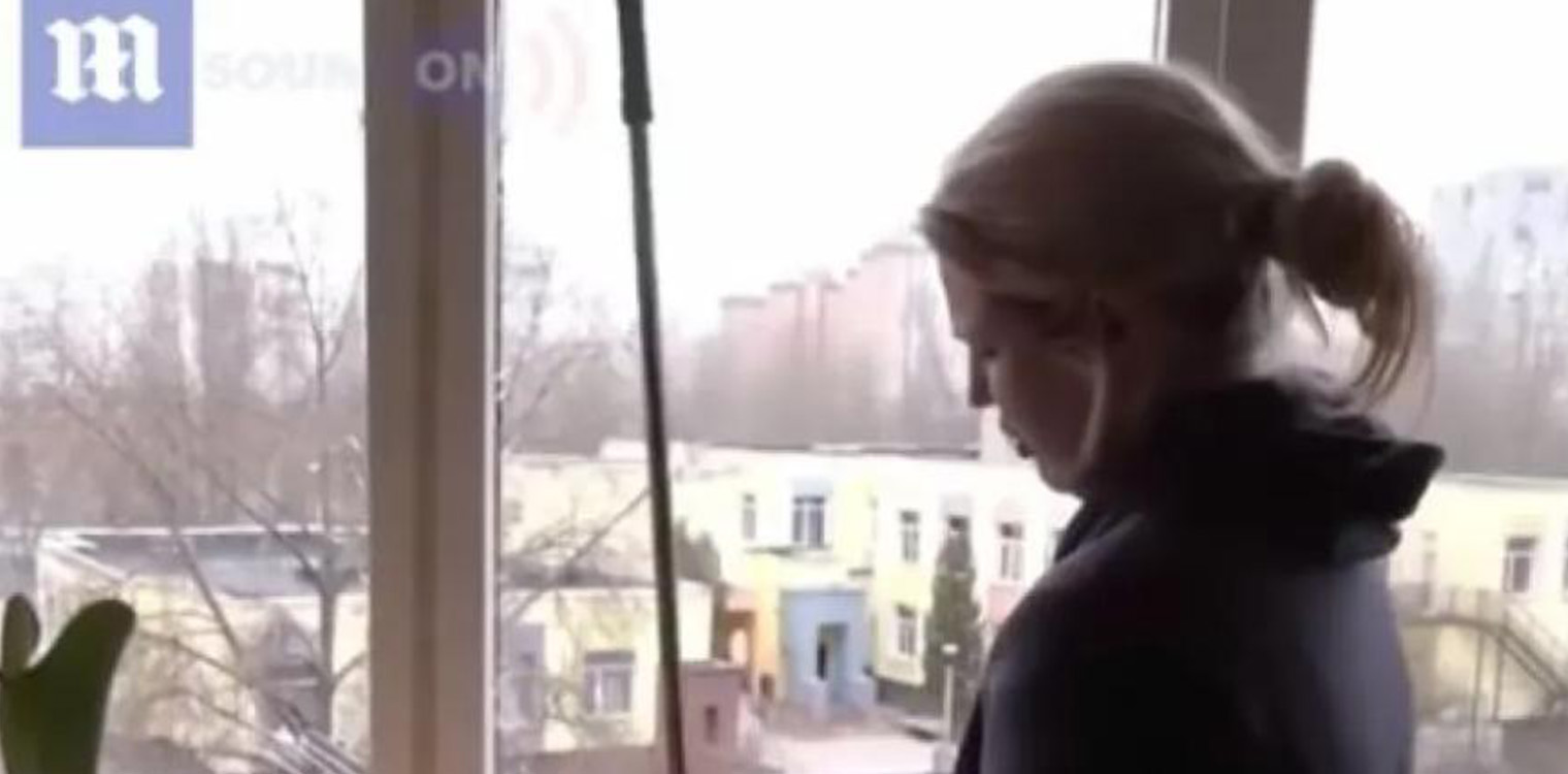 Σπαρακτικό βίντεο από Ουκρανία: Γυναίκα μαζεύει τα συντρίμμια του σπιτιού της τραγουδώντας τον εθνικό ύμνο