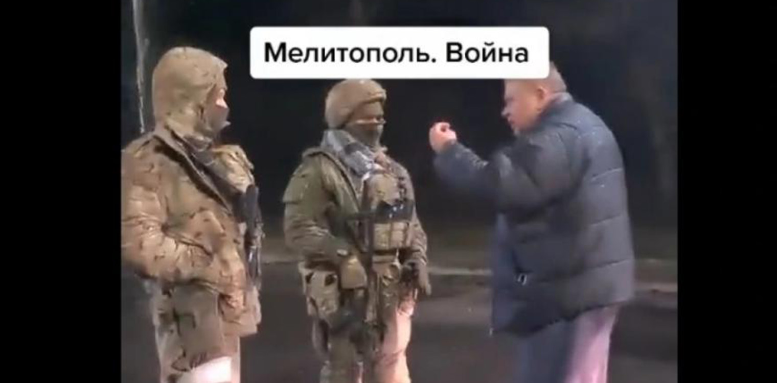 Εισβολή στην Ουκρανία: Παππούς «στολίζει» Ρώσους στρατιώτες στη Μελιτόπολη - «Τι κάνετε εδώ; Είστε απλά μαριονέτες»