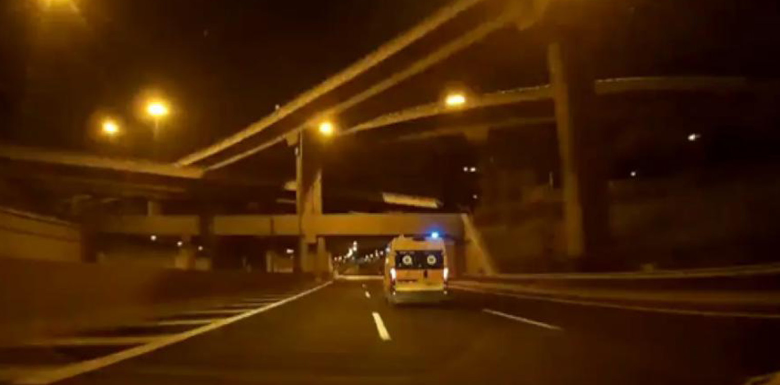 Αστυνομικοί βοηθούν γυναίκα να γεννήσει τα δίδυμά της (video)