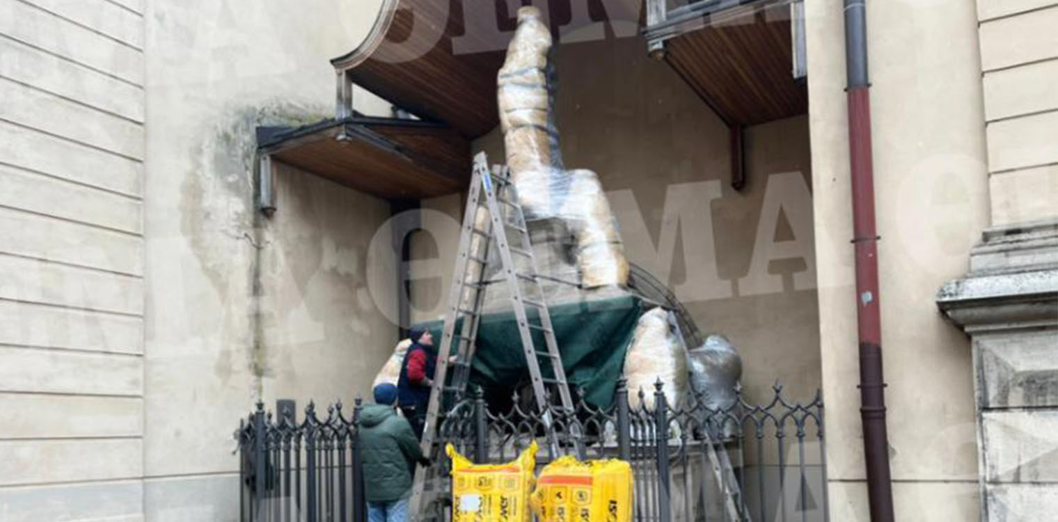 Πόλεμος στην Ουκρανία: Πολίτες προστατεύουν ιστορικά αγάλματα στο Λβιβ