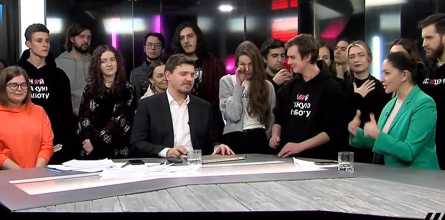 «Όχι στον πόλεμο» φώναξαν δημοσιογράφοι ρωσικού καναλιού πριν «πέσει μαύρο» από τον Πούτιν (video)