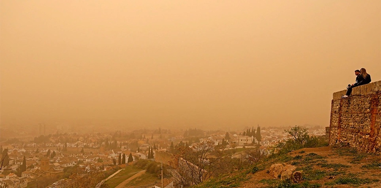 Απόκοσμες εικόνες με αφρικανική σκόνη στην Ισπανία - Πότε θα φτάσει στην Ελλάδα το σύννεφο