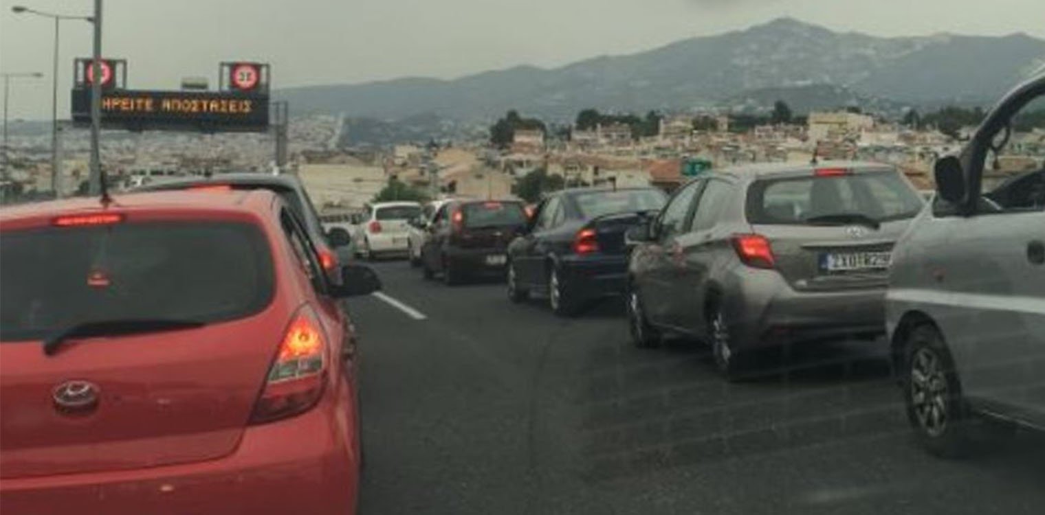 Κίνηση στους δρόμους: Καραμπόλα αυτοκινήτων στη λεωφόρο Ποσειδώνος, oυρά χιλιομέτρων