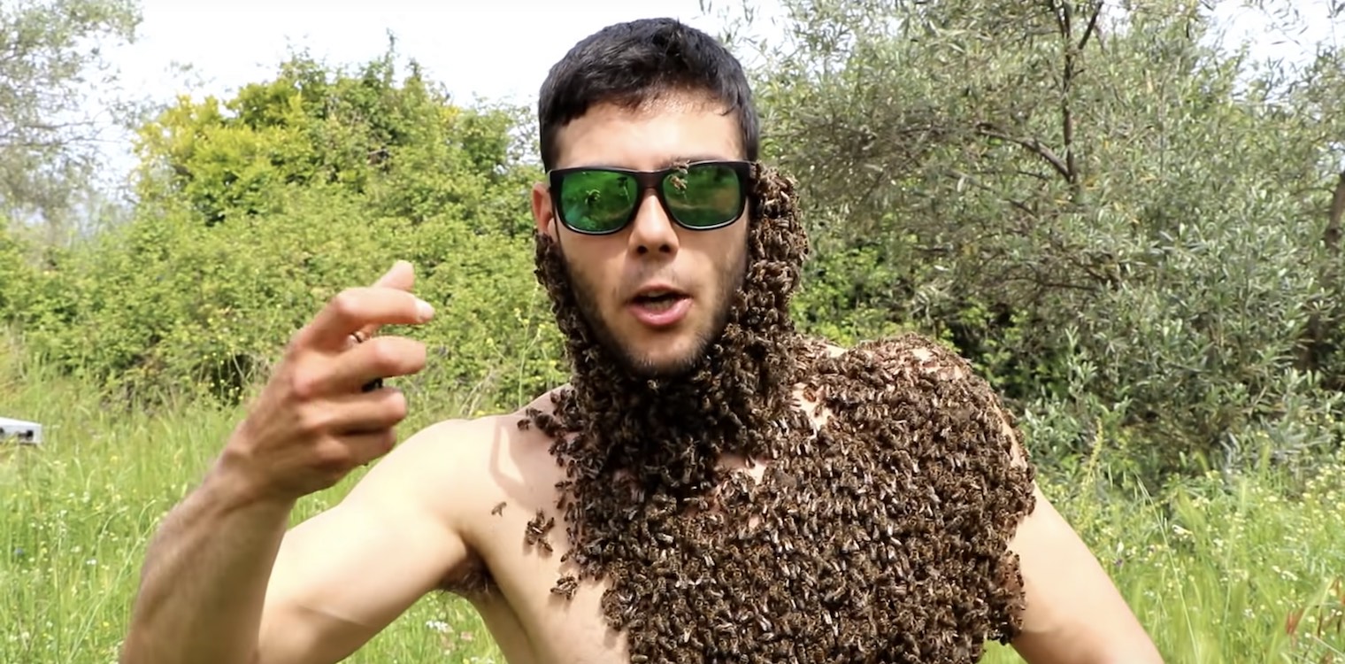 Δυτική Ελλάδα: 28χρονος μελισσοκόμος γίνεται viral - Χιλιάδες μέλισσες "αγκαλιάζουν" το κορμί του