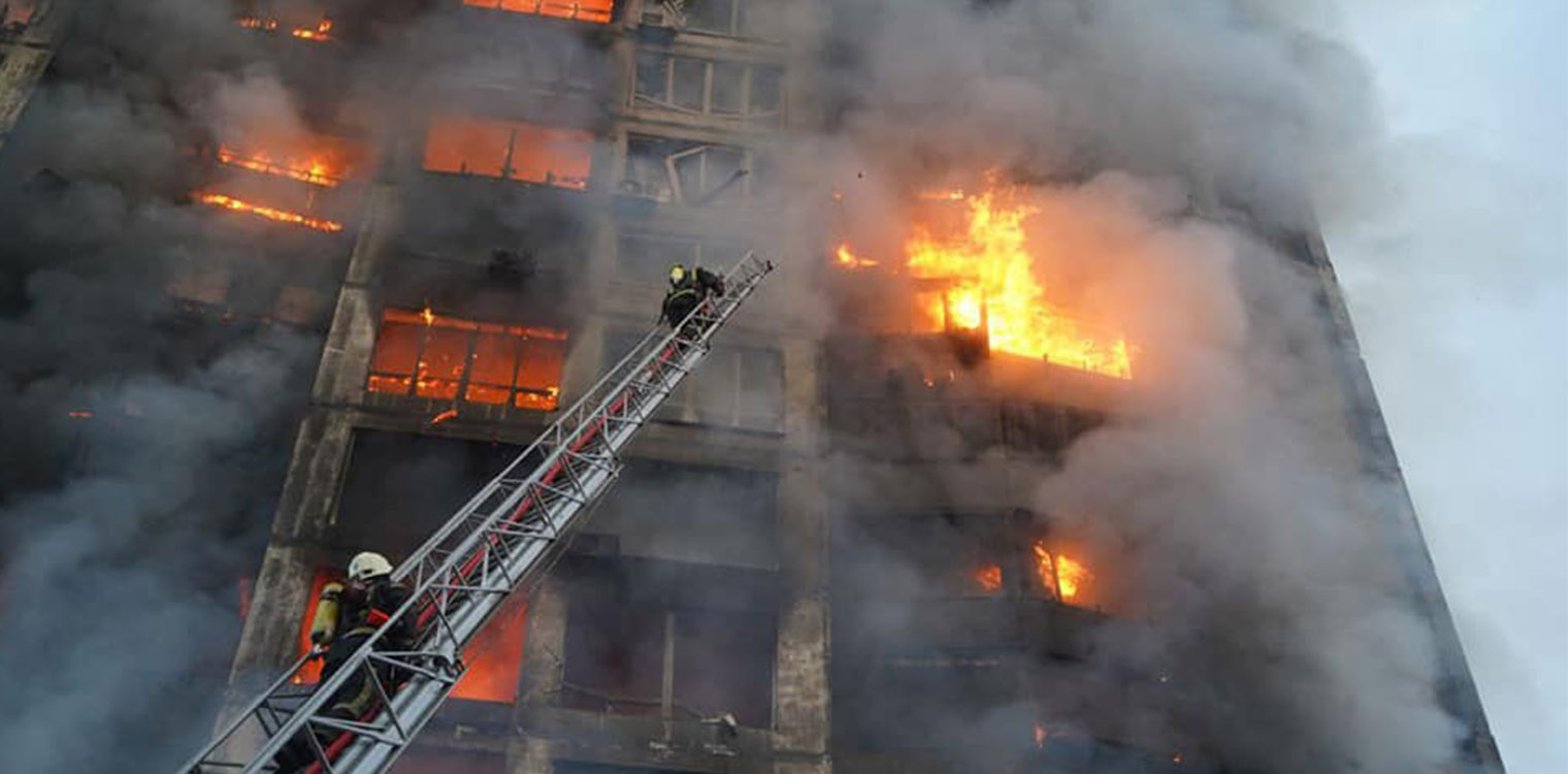 Στις φλόγες τρεις πολυκατοικίες στο Κίεβο μετά από νέο «γύρο» ρωσικών βομβαρδισμών