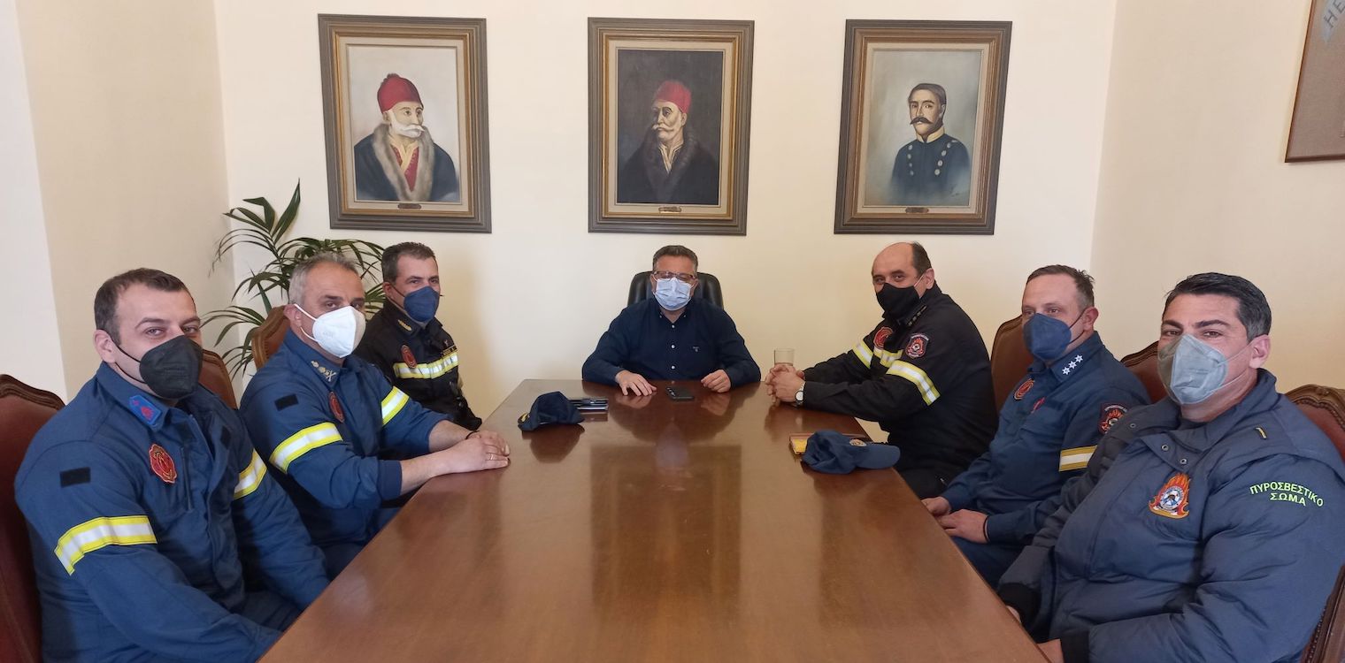 Ο νέος Περιφερειακός Διοικητής Πυροσβεστικής με τον Δήμαρχο Πηνειού