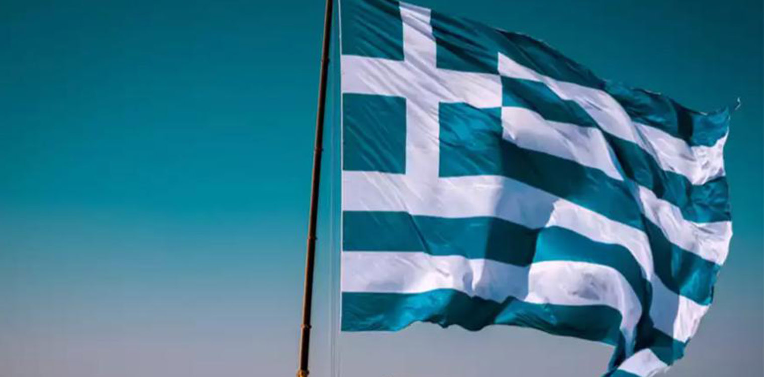 Σαντορίνη: Στο νησί κυμάτισε η μεγαλύτερη ελληνική σημαία που έχει κατασκευαστεί ποτέ