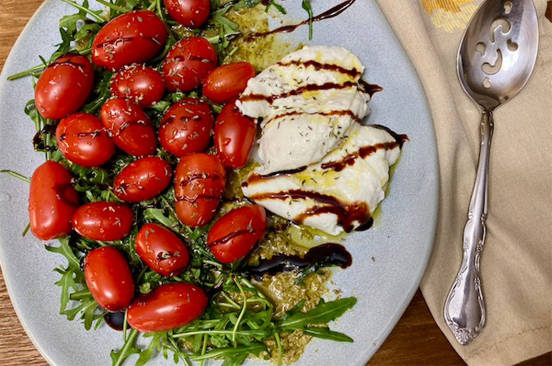 Σαλάτα με ντοματίνια, buratta και σάλτσα pesto