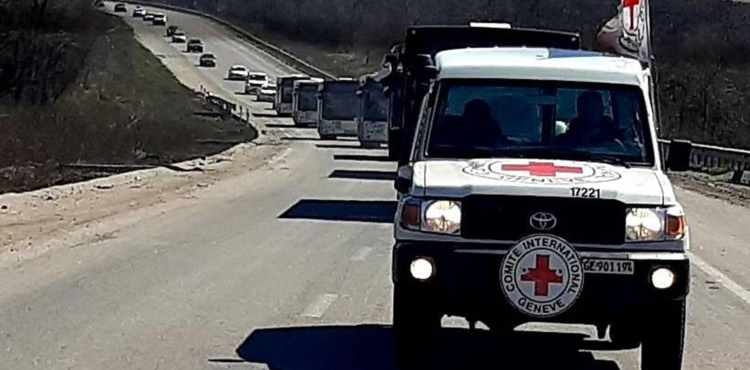 Πόλεμος στην Ουκρανία: Πρόσφυγες από τη Μαριούπολη έφτασαν με τον Ερυθρό Σταυρό στη Ζαπορίζια - Πολύωρη «οδύσσεια»