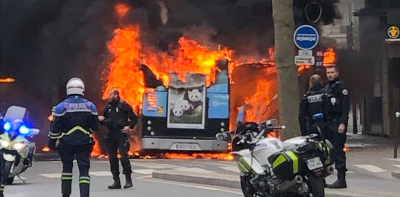 Ισχυρή έκρηξη στο Παρίσι - Στις φλόγες λεωφορείο