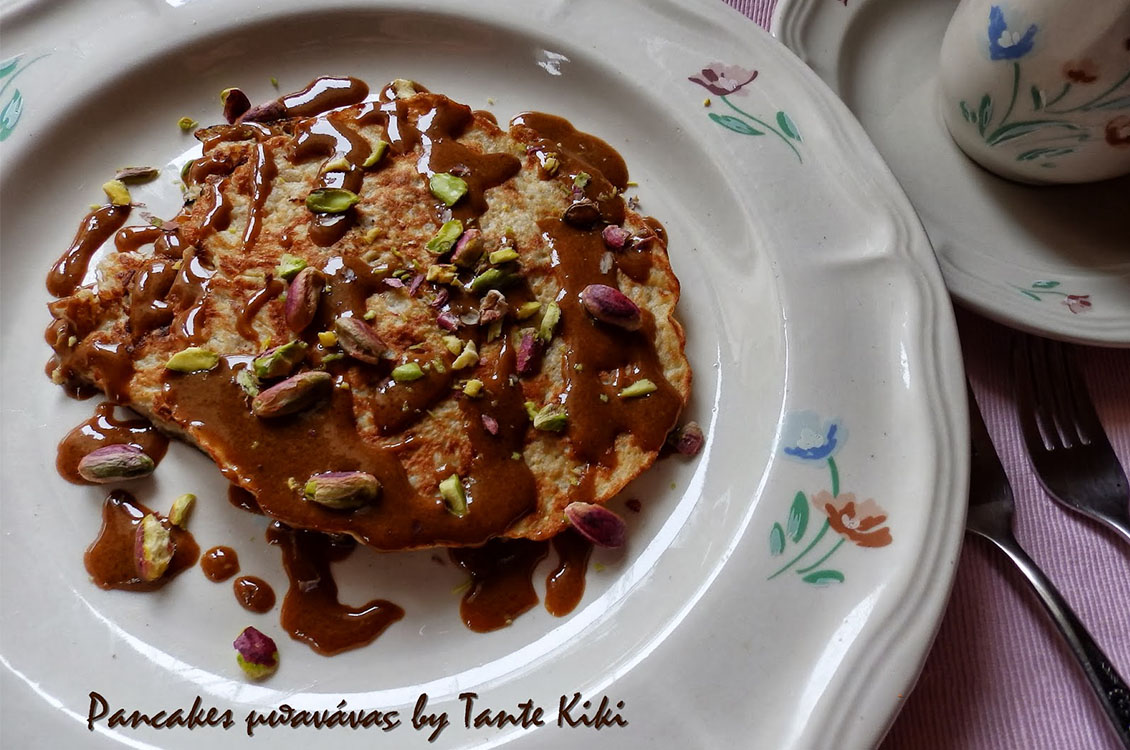 Pancakes μπανάνας με ταχίνι, μέλι και φιστίκια Αιγίνης