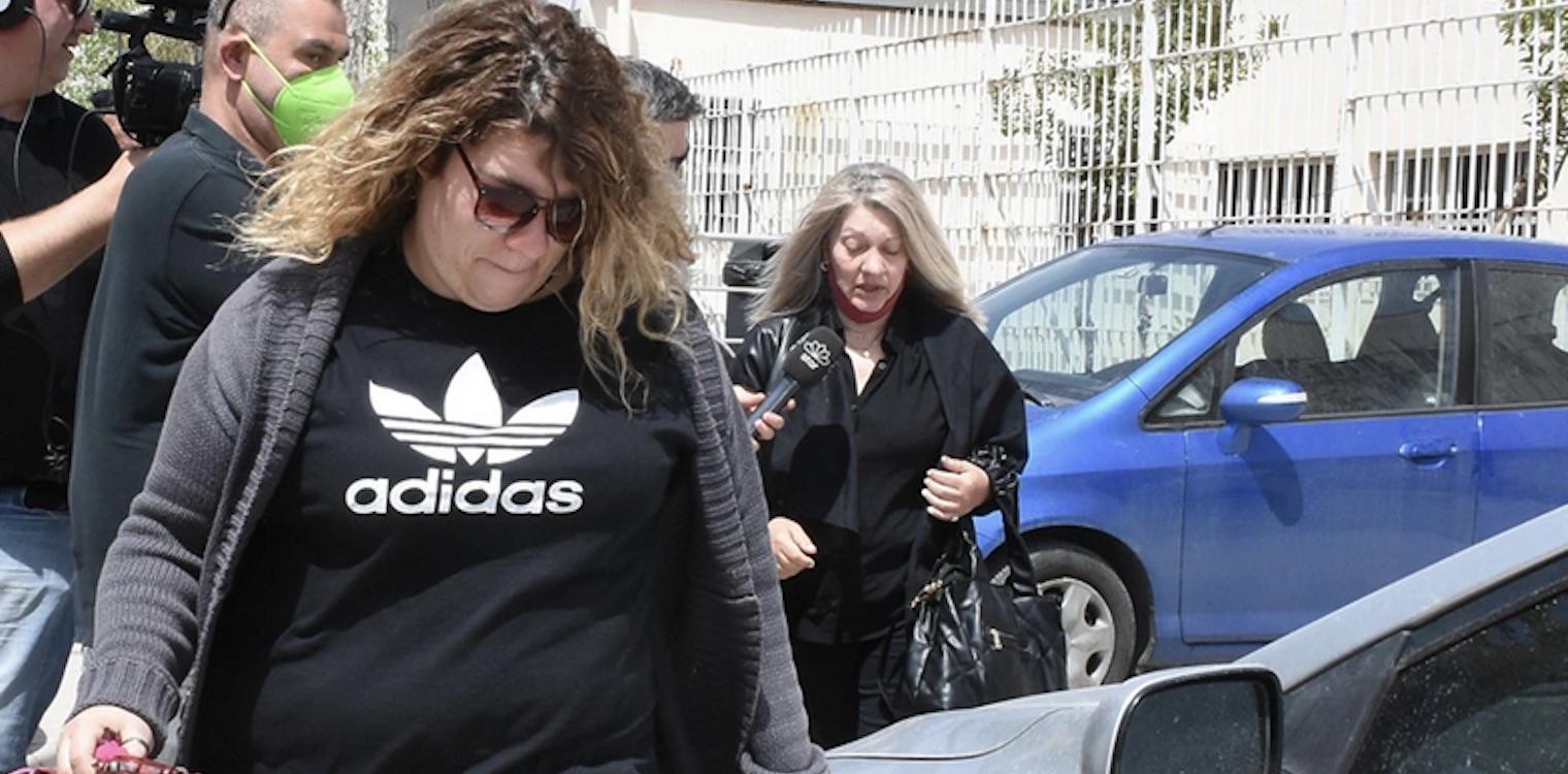 Ρούλα Πισπιρίγκου: Η μητέρα και η αδερφή της πέταξαν αντικείμενα από τους τάφους της Μαλένας και της Ίριδας