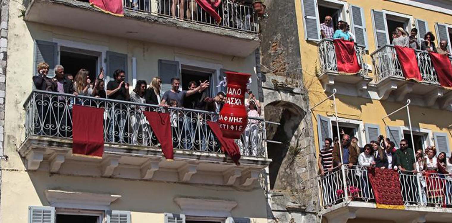 Πάσχα 2022: Δείτε live το έθιμο των Μπότηδων στην Κέρκυρα